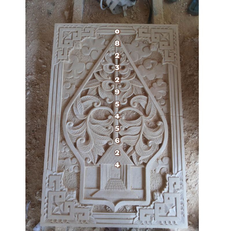 relief ornamen batu alam ukir motif wayang Pekayon/gunungan