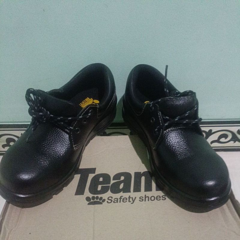 SAFETY SHOES TEAM