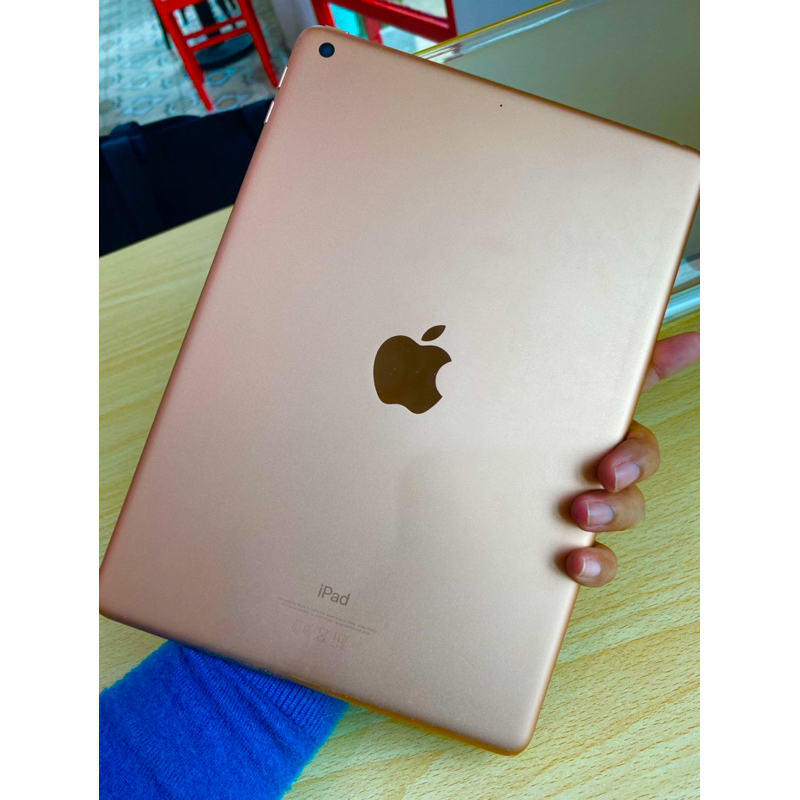 Ipad 6th gen 32GB wifi gold second