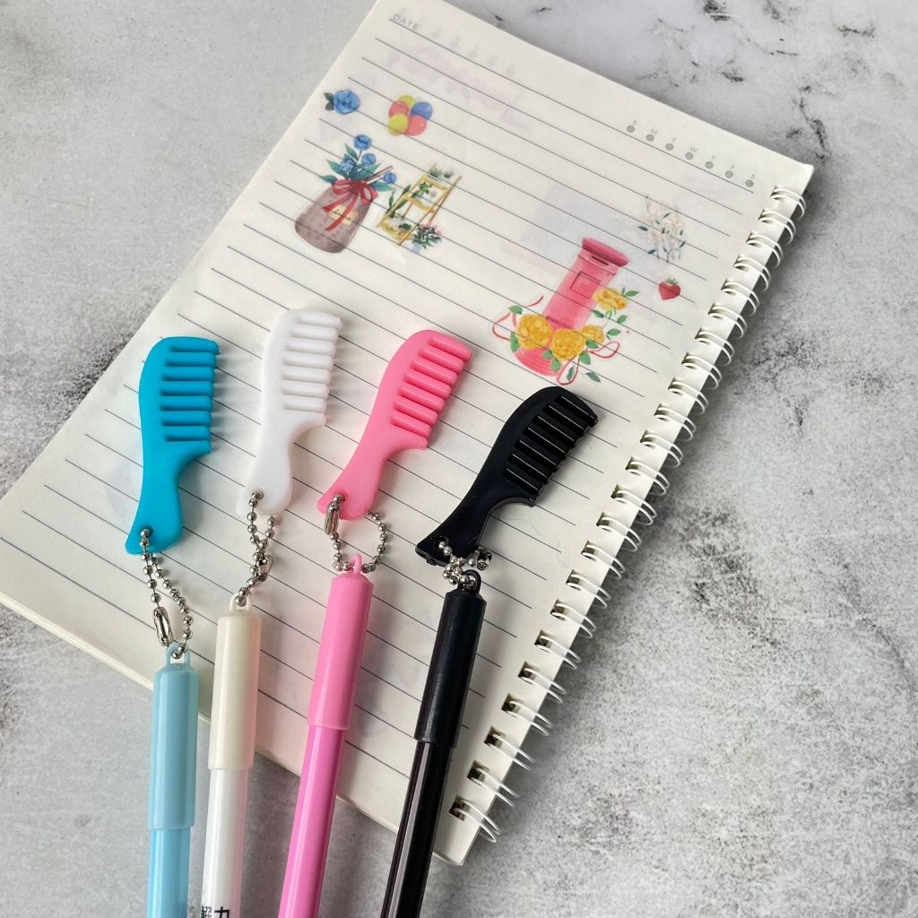 

Pulpen Gantungan Sisir Lucu Ready 4 Warna Tinta gel Hitam Harga MURAH / Pen Gantungan Sisir IMUT CUTE Alat Tulis Sekolah Kekinian Favorit Stationary Fancy Bisa Grosir dan COD