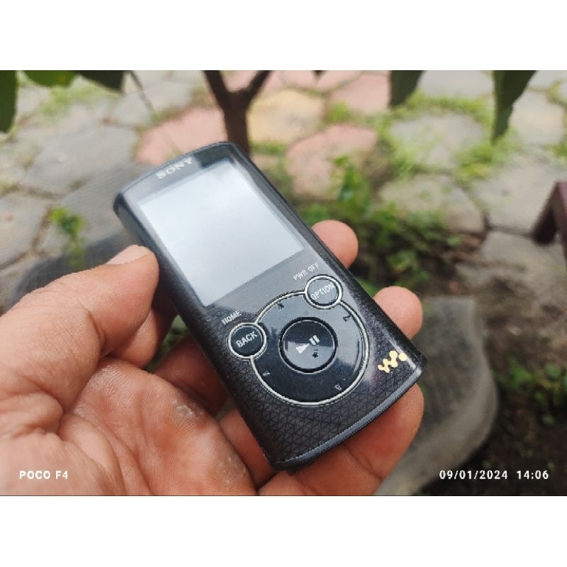 Sony NWZ-E463 4GB Dap Walkman MP3 MP4 Voice Recorder Karaoke