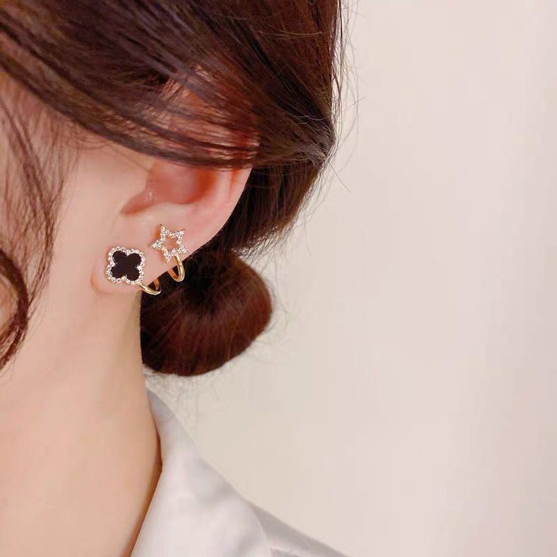 (BELI 2 DAPAT BONUS) AT116  Anting black clover bolak balik titanium wanita Korea/Anting Tusuk Titan