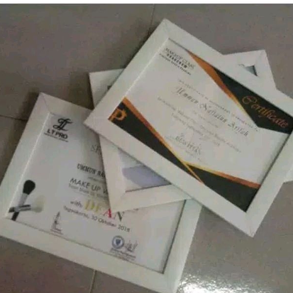 PIGURA UNTUK PIAGAM PENGHARGAAN MININALIS HITAM DAN PUTIH SERTIFIKAT UKURAN PIAGAM 21 X 30 ijazah pi