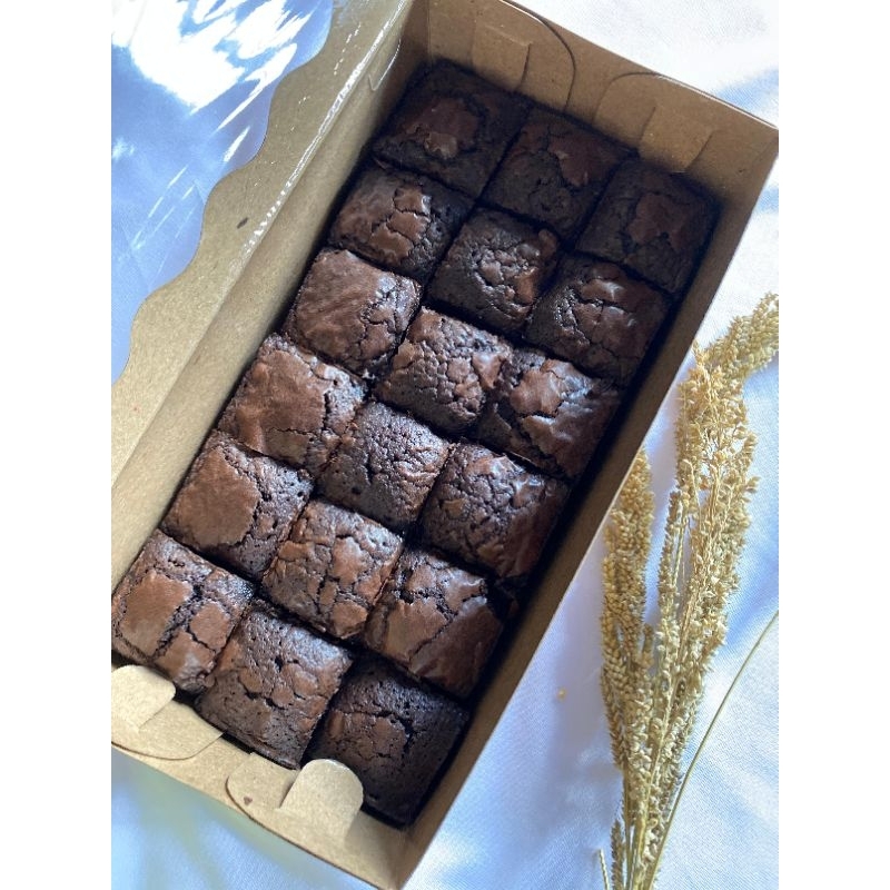 

SHINY CRUST Fudgy Brownis Nyoklat Sekat Original ( 18 potong)