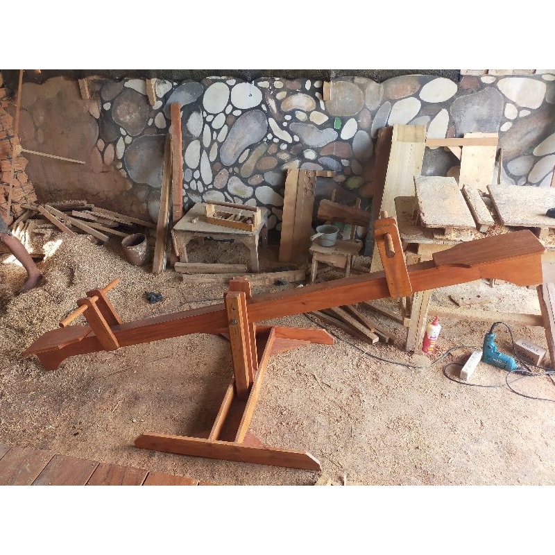 Jungkat jungkit anak kayu