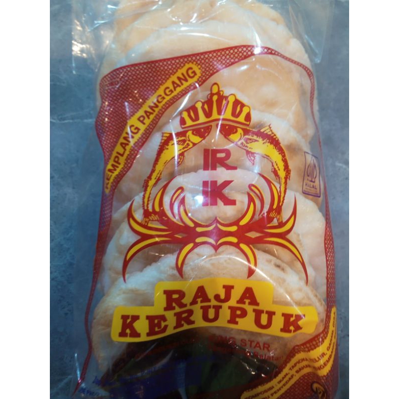 

RAJA KERUPUK diproduksi oleh KING STAR kerupuk bangka asli ikan tenggiri kemplang bakar isi 8pis plus sambal terasi 2bngks