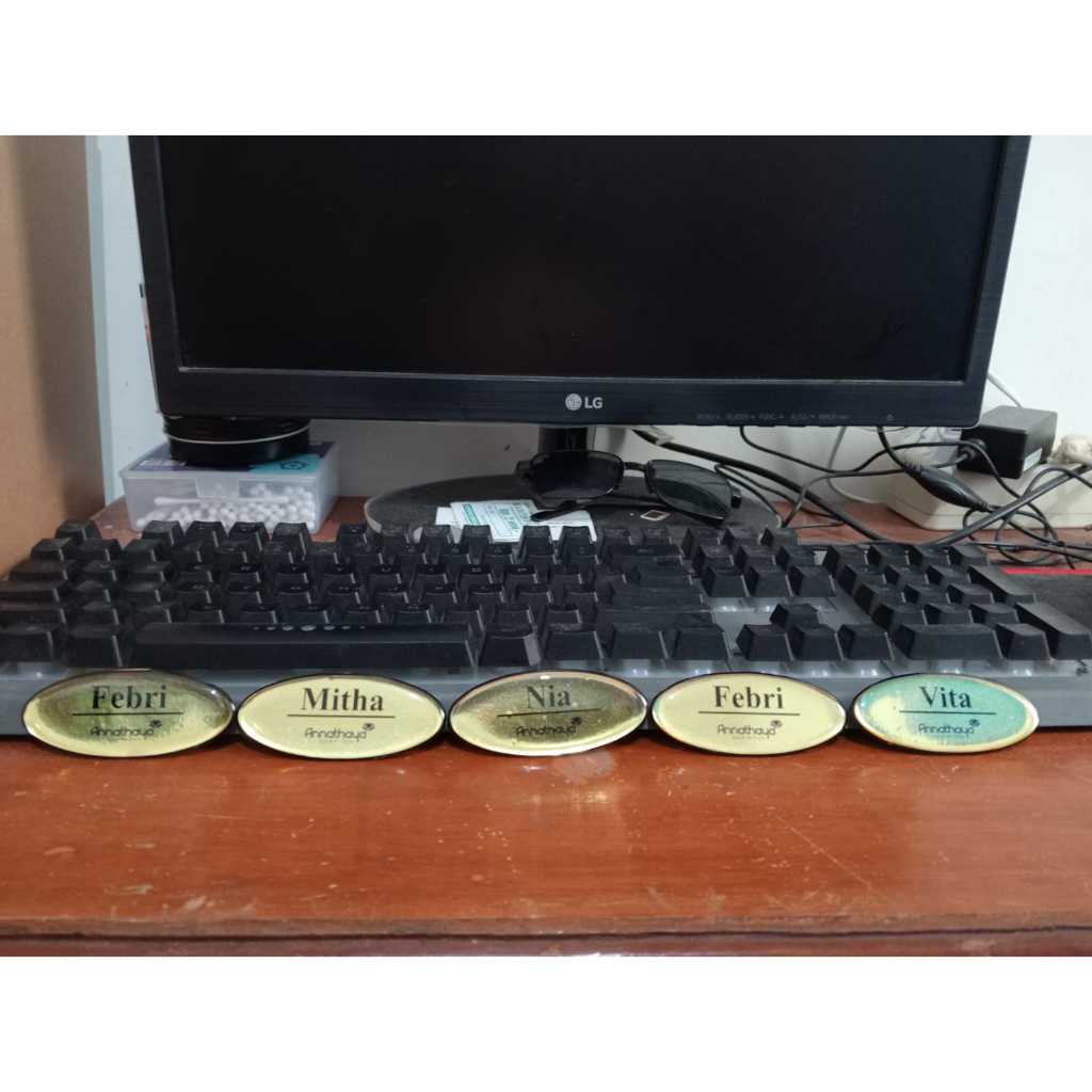 

Name Tag Kuningan Bentuk Oval Ukuran 7x3 cm