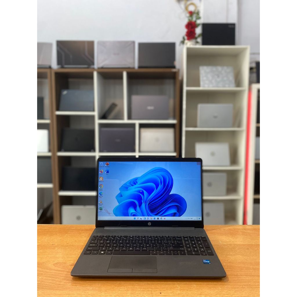 HP 250-G8 | INTEL CORE i3-1135G7|RAM  8  GB DDR4| SSD 512 GB | GARANSI