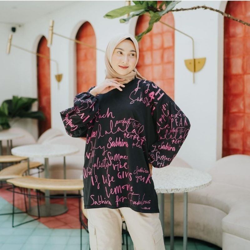 sabhira kaos oversize warna hitam