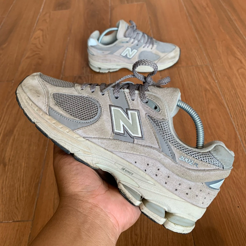 sepatu sneakers original NB 2002R
