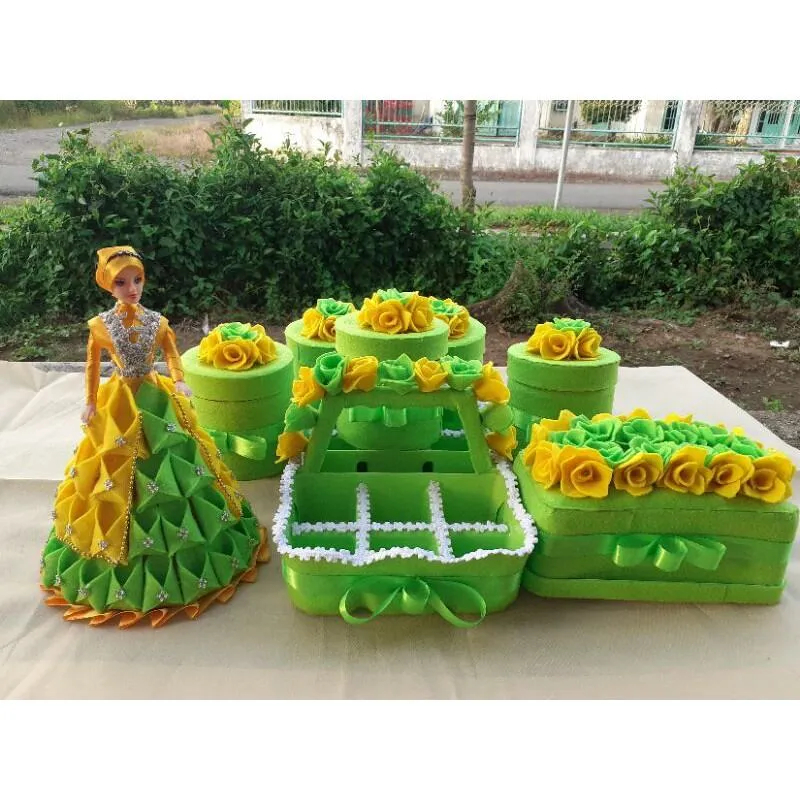 Hampers Lebaran Toples Set Keranjang air mineral dan tempat permen boneka