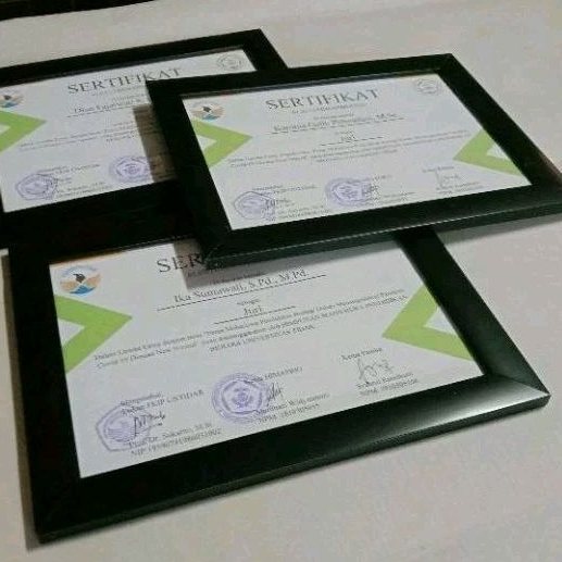 PIGURA UNTUK PIAGAM PENGHARGAAN MININALIS HITAM DAN PUTIH SERTIFIKAT UKURAN PIAGAM 21 X 30 ijazah pi