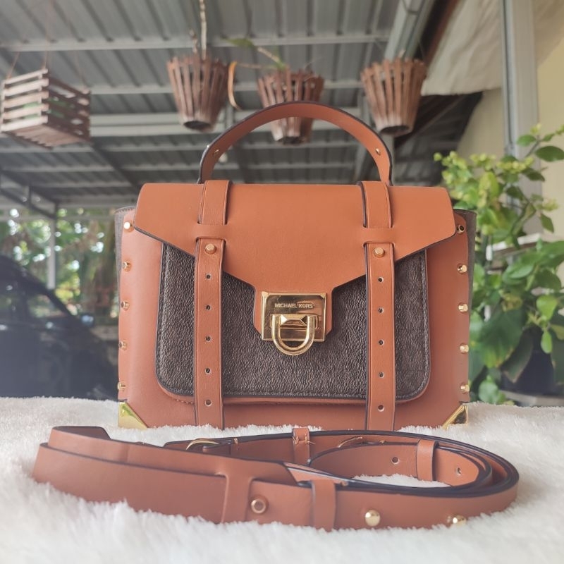 Preloved Manhattan Medium Signature Bag