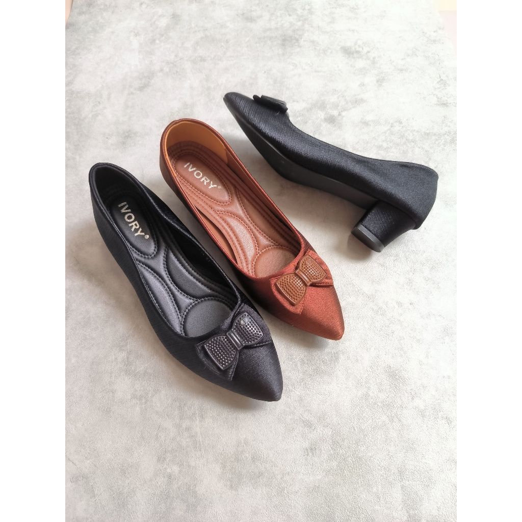 Ivory Sepatu Hak Ukuran Besar Satin 244 Hitam