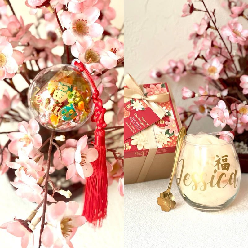 

Personalized Wine Glass + Small Sweets Ball • CNY IMLEK HAMPERS 2024 • CNY Hampers & Gift • Parcel Xincia • Personalized Gift • Custom Nama • Hiasan Imlek • Permen Imlek Xiao Ha Ha • Hadiah Spesial • Orange Jelly • Kado Murah • Custom Wine Glass