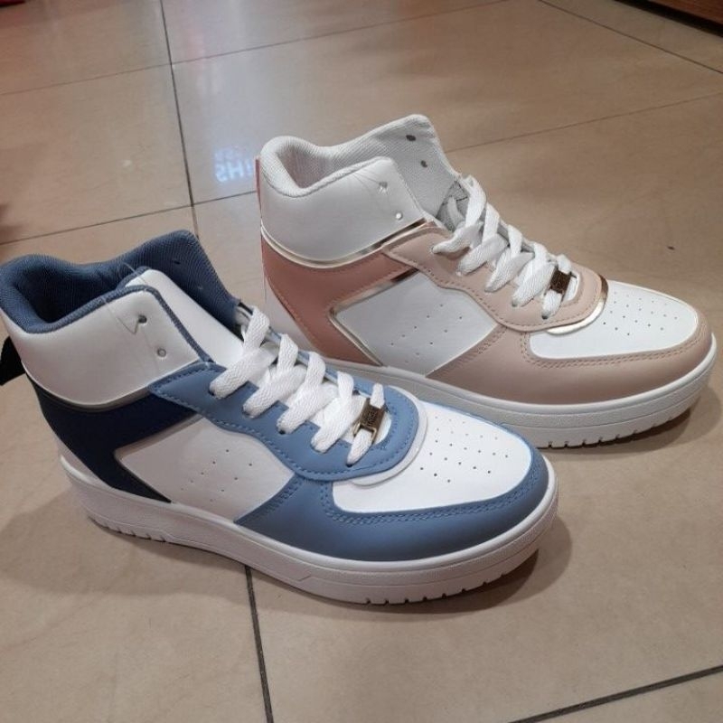 Triset sepatu sneakers