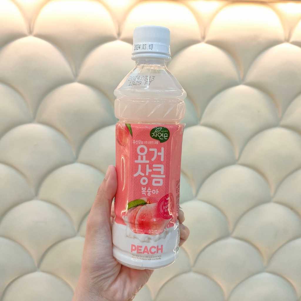 

Woongjin Zaiyeonun Yogurt Peach / Minuman Yogurt Rasa Buah Persik Korea 340 Ml