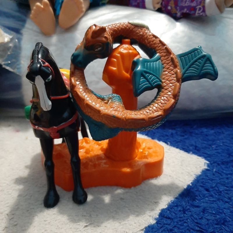 Mainan / figure dikoleksi mcd vintage flying dragon 1997 & kuda disney mulan khan