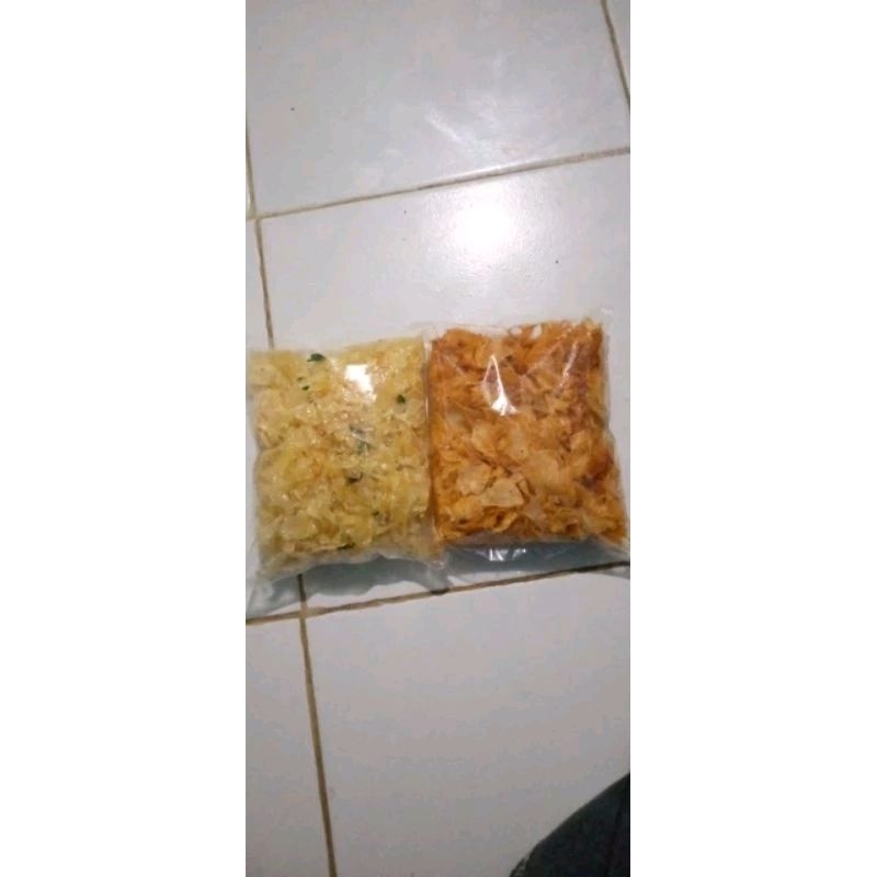 

keripik singkong/original dan pedas/isi satu pack dengan berat kurang lebih 250 g