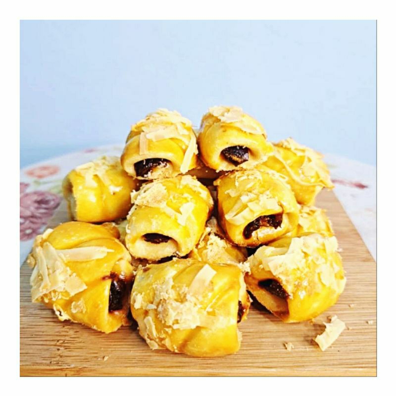 

HOMEMADE KUE KERING PREMIUM KURMA CHEESE ROLL CEMILAN KUE HARI RAYA TOPLES 600ML