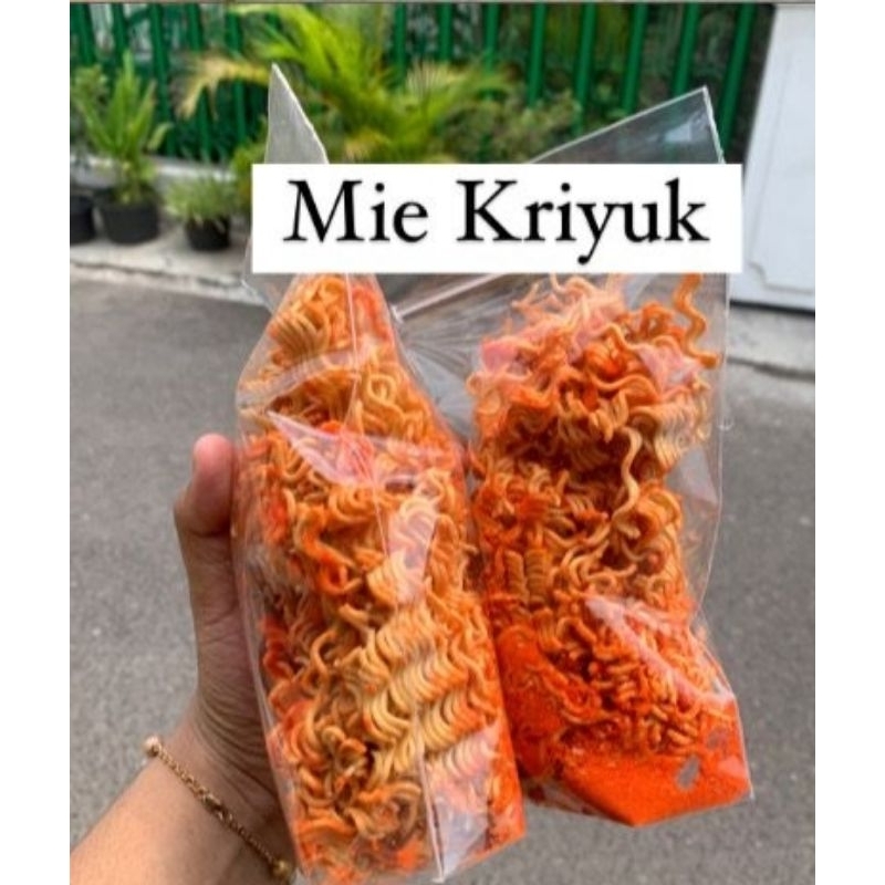 

cemilan Mie kriuk pedas gurih dan enak