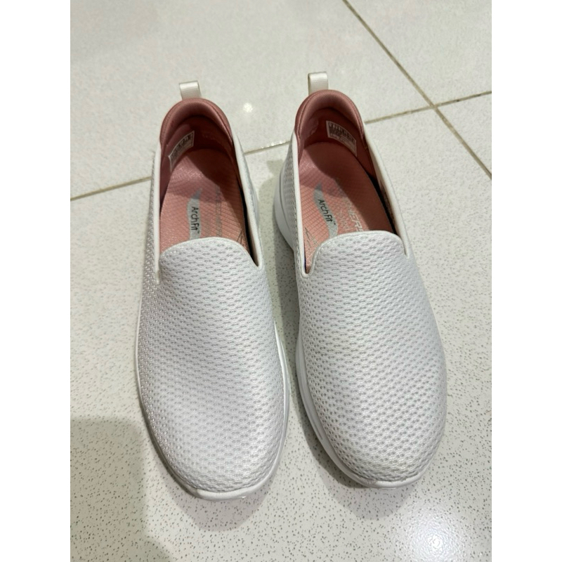 PRELOVED  SEPATU SKECHERS GO WALK ARCH FIT WOMENS WALKING SHOES - WHITE