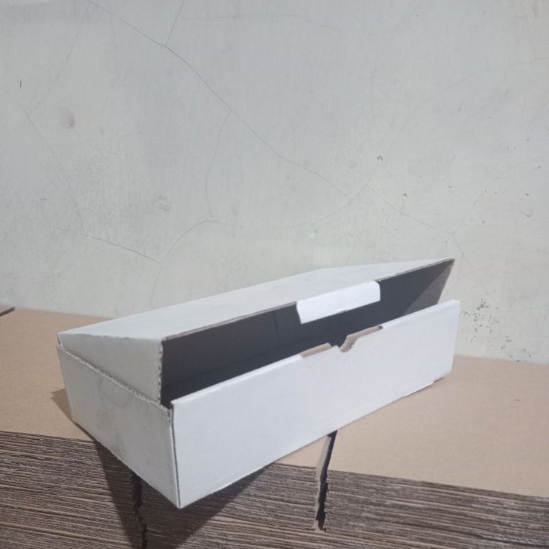 

kardus kecil diecut ukuran 20 x 10 x 6