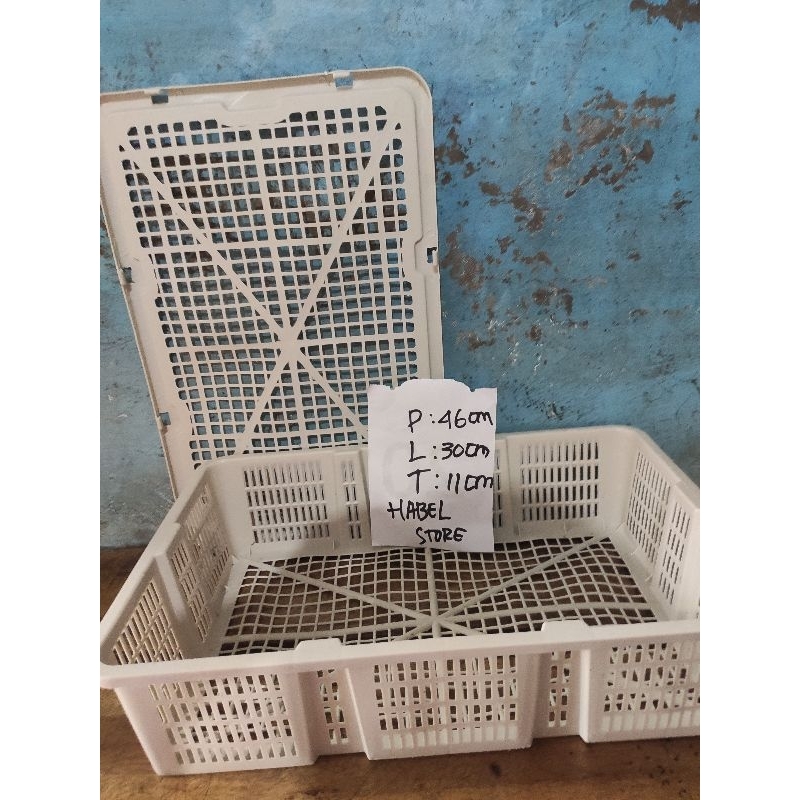 Keranjang plastik bekas buah sayuran