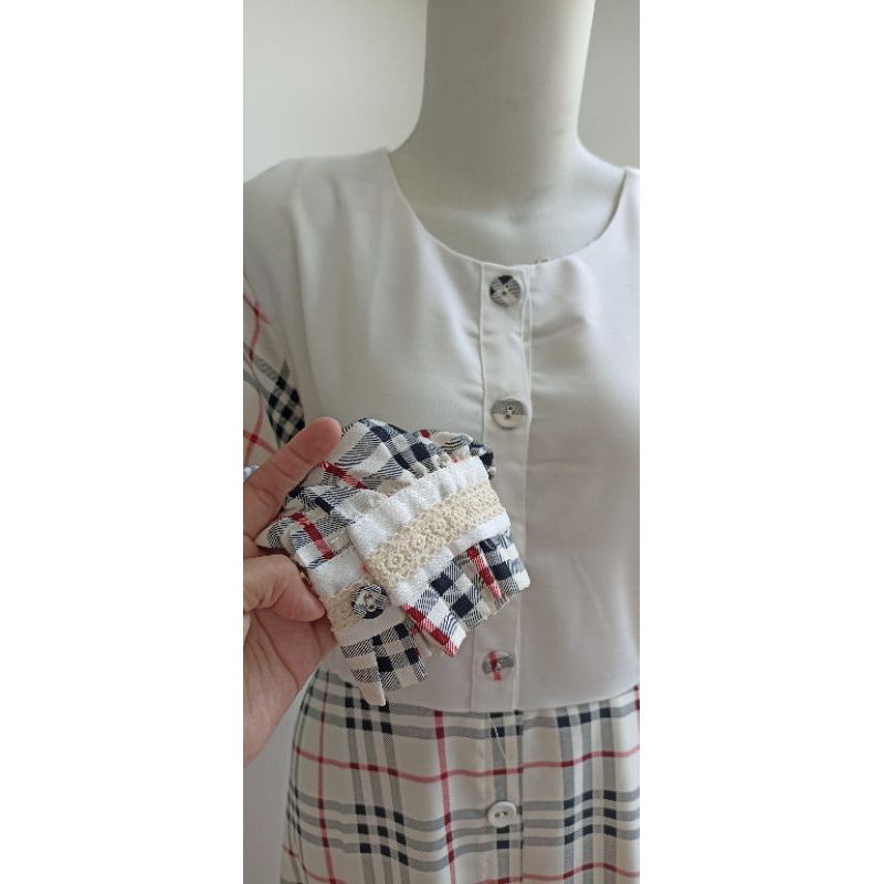 gamis putih kombinasi kotak-kotak