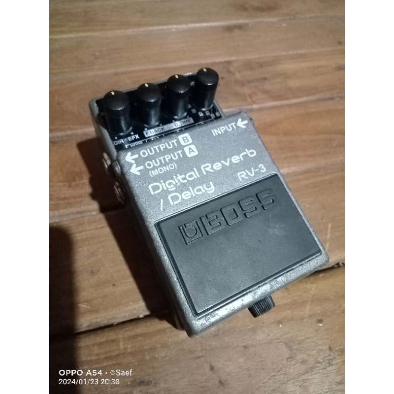 Efek Gitar Boss Rv3
