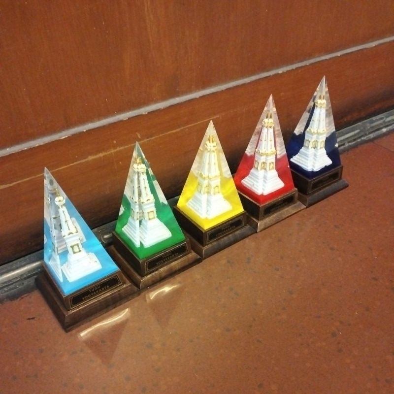 miniatur limas/piramid tugu jogja/souvenir jogja