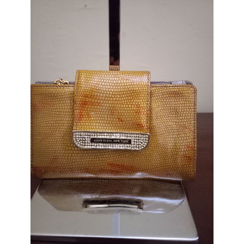 dompet lipat dari anne klein dgn hiasan batu mewah di penutupnya. bahan kulit cover glossy. banyak r