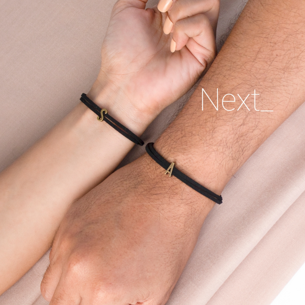 Gelang Inisial Huruf Aesthetic Magnet Bisa Couple Hitam