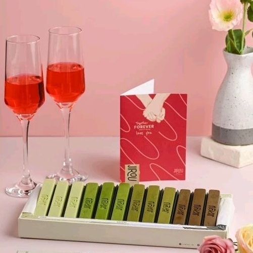 

Jirou Gradient Matcha Holding Hands