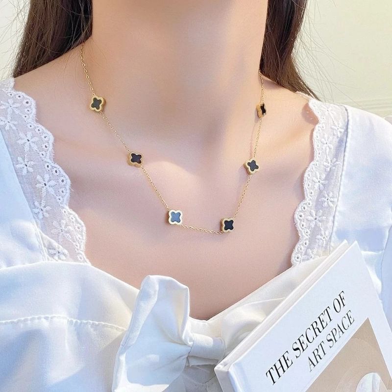 kalung titanium buah motif clover wanita terbaru