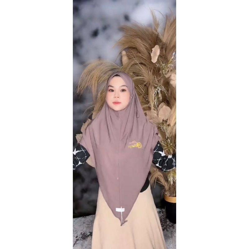 JILBAB DAILY INSTAN JUMBO SYARI NON PET SIRIA TALI LONCENG POLA V PRESS GOLD UKURAN XL JERSEY AIRIS 