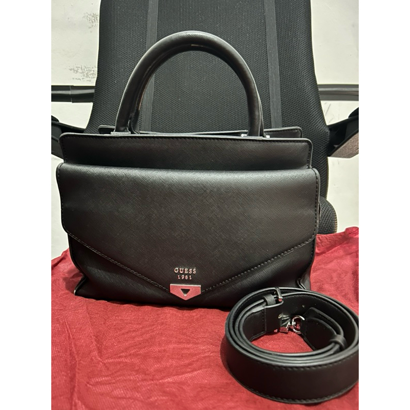 Preloved Tas Guess Hitam