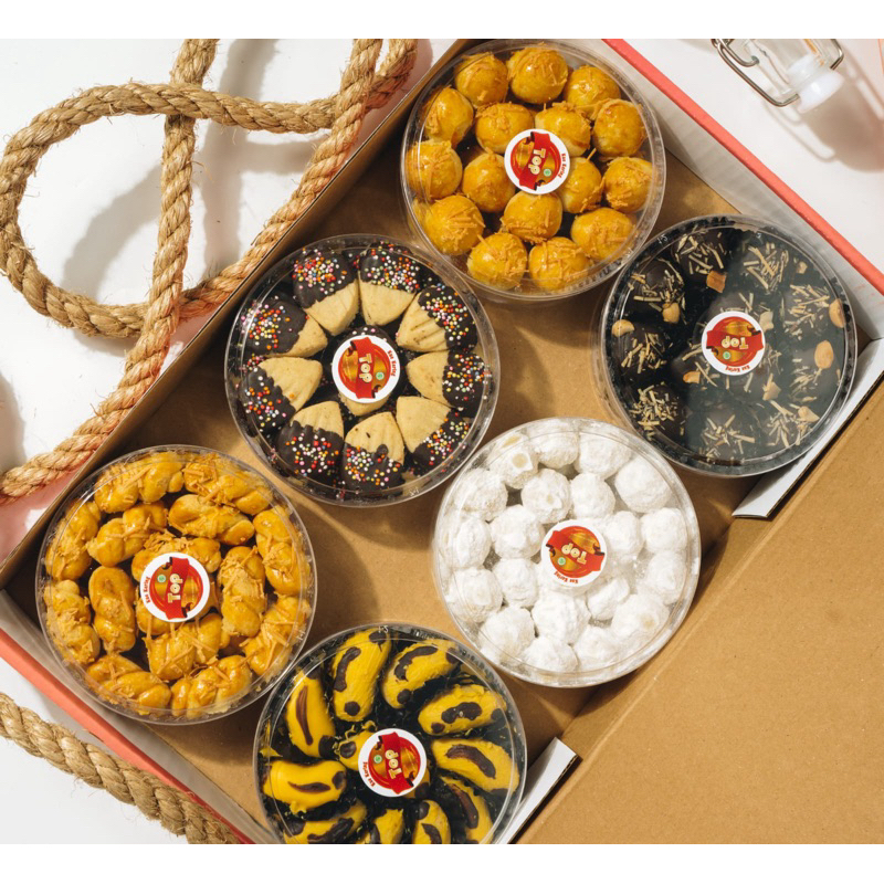 

Kue Lebaran Isi 6 #kuelebaran #kuekering #hamperslebaran #kuenastar #kuecoklat #kueputrisalju #kastangel