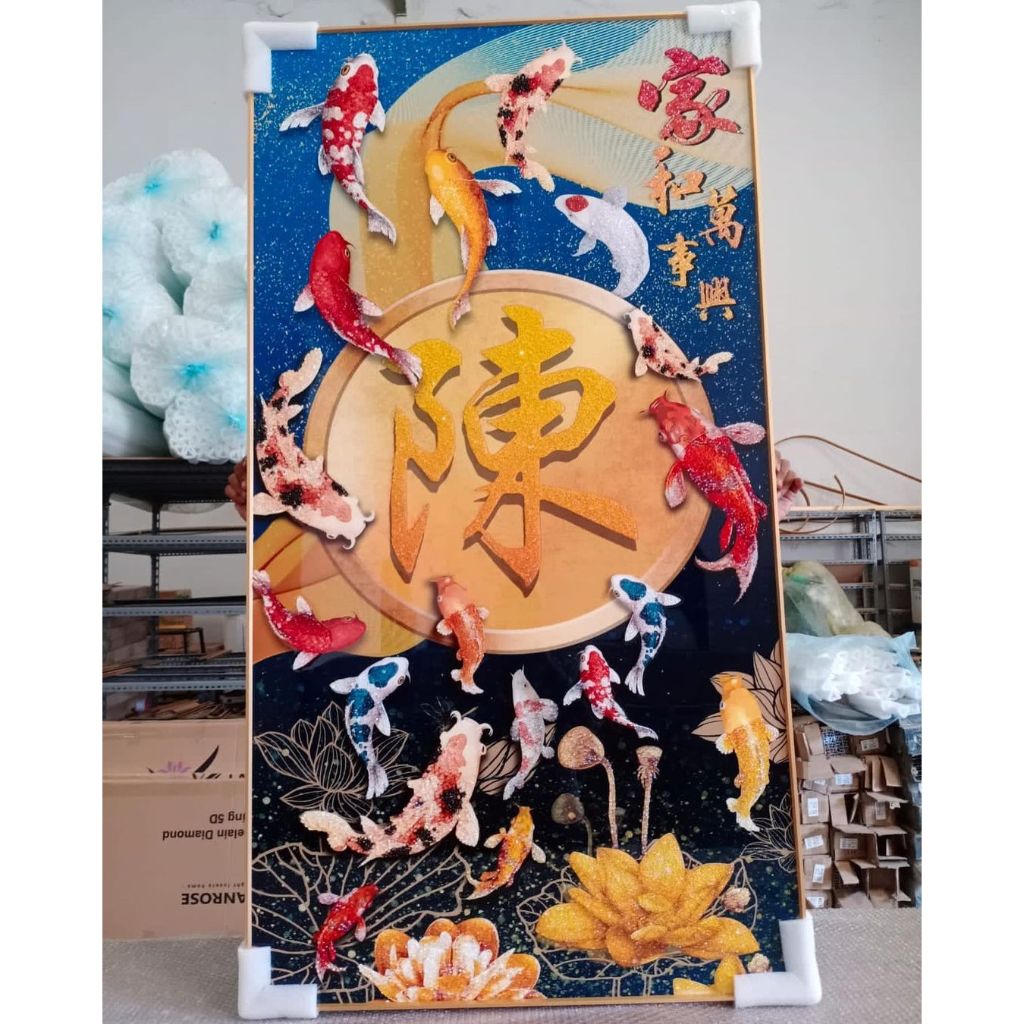 Lukisan Dinding Diamond Crystal Painting 5 D Bentuk Persegi Frame Warna Gold / Black Gambar Ikan Koi