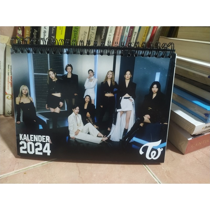 

Kalender Meja 2024 Edisi TWICE Album Ready to be