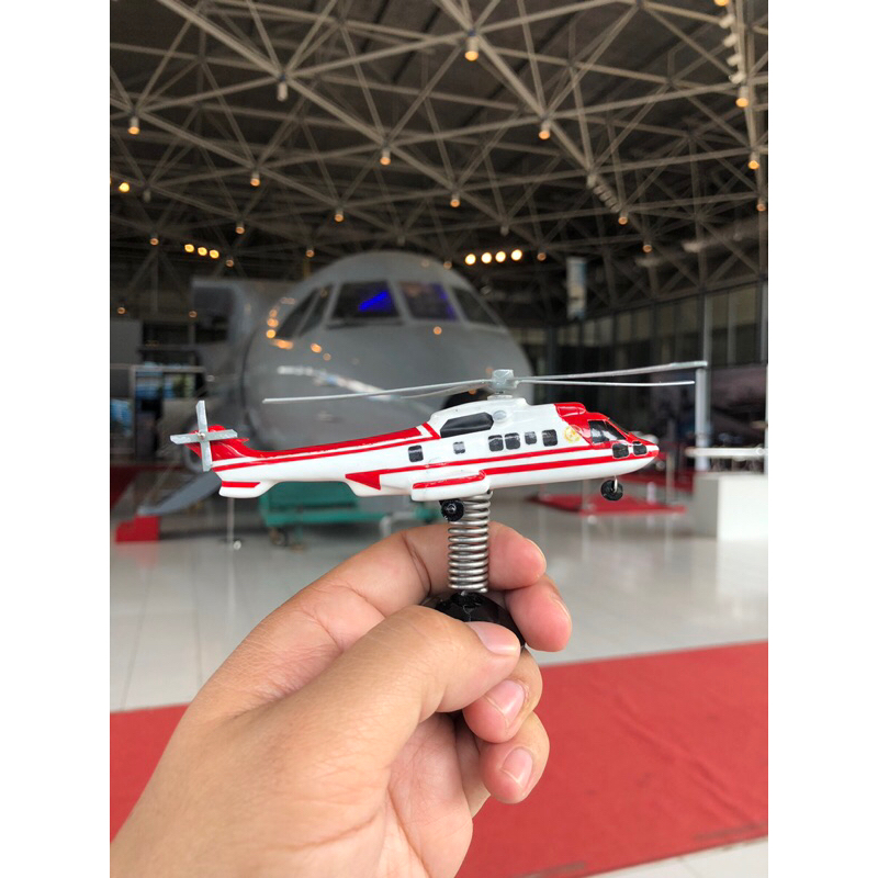 miniatur helikopter super puma h225m kepresidenan