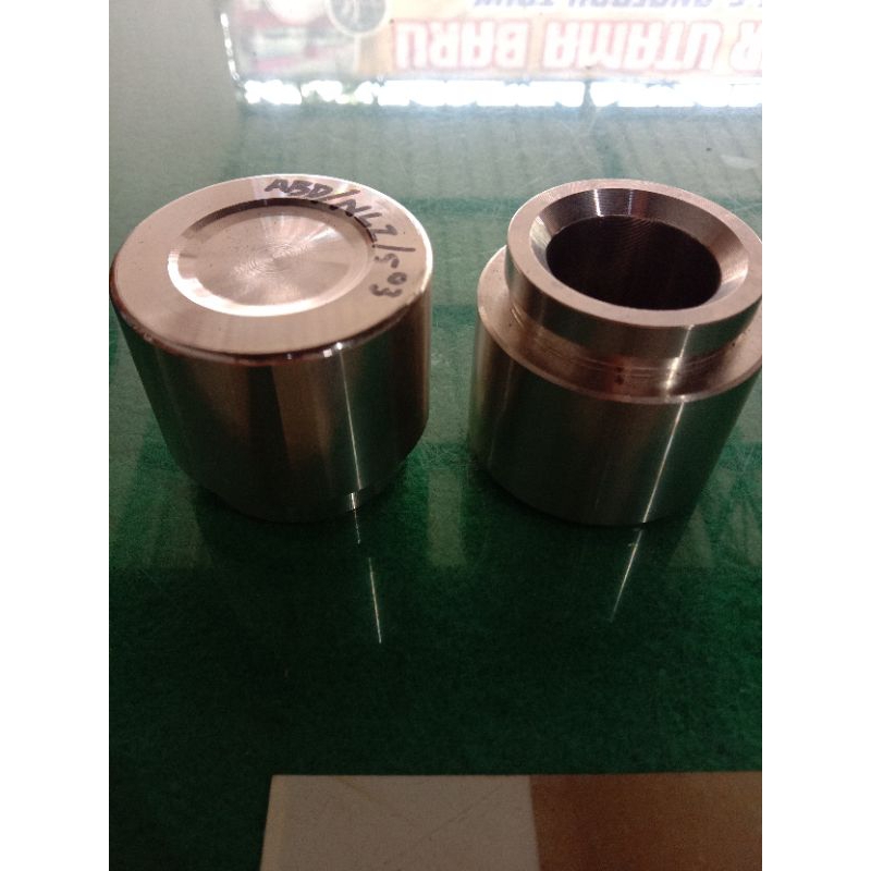 Piston Kaliper Rem Depan L 300 Diesel Solar