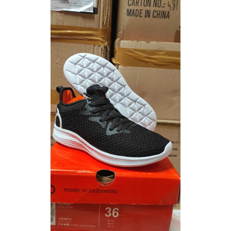 SEPATU RUNNING ORTUSEIGHT PYTHON BLACK WHITE