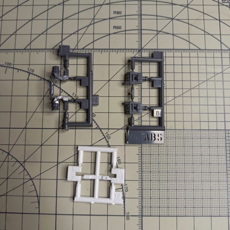 RG 1/144 REAL GRADE GUNDAM OO 00 RAISER/SEVEN SWORD, EXIA, QANT PART HOLDING WEAPON HAND BANDAI