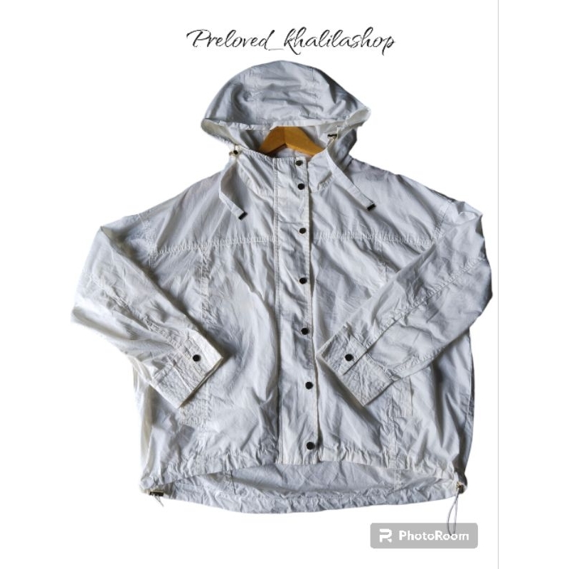 jaket parasut GU