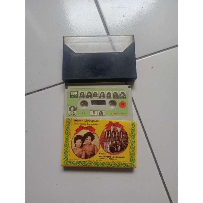 Kaset Pattie bersaudara marry Christmas