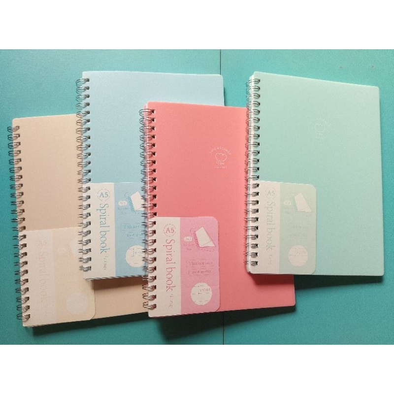 

NOTEBOOK A5 SPIRAL 25100-70 KERTAS BERGARIS ISI 80 LEMBAR UK 20.8X14.5CM