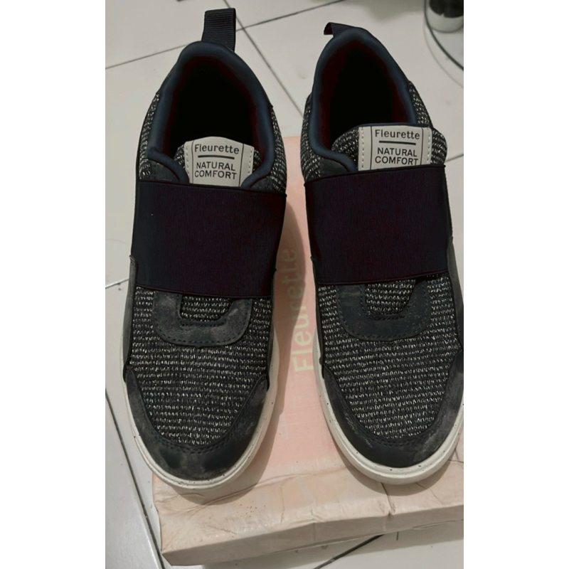 sepatu sneakers fleurette preloved