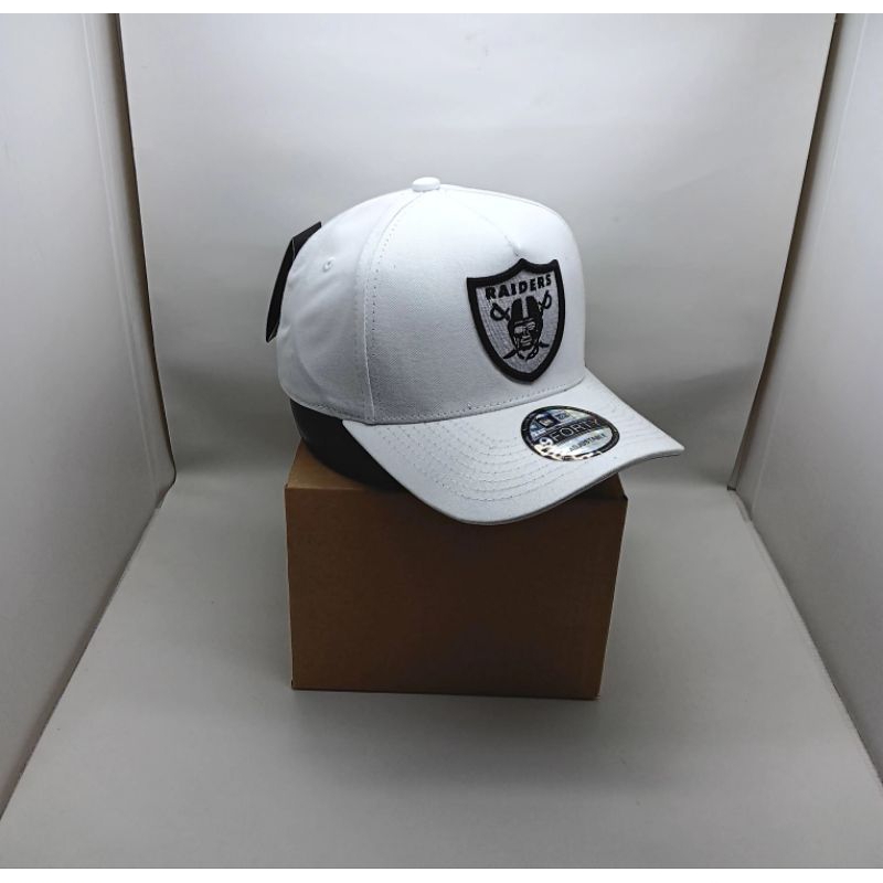 topi premiun raiders putih logo hitam