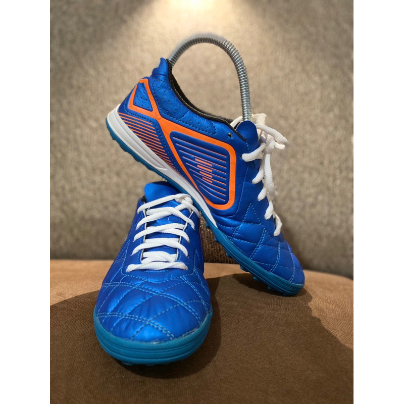 sepatu futsal Kipsta